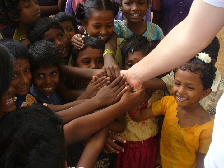 Partnerschaft mit Keela Ujani in Südindien - Kinder begrüßen Besucher