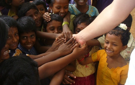 Partnerschaft mit Keela Ujani in Südindien Partnerschaft mit Keela Ujani in Südindien - Kinder begrüßen Besucher